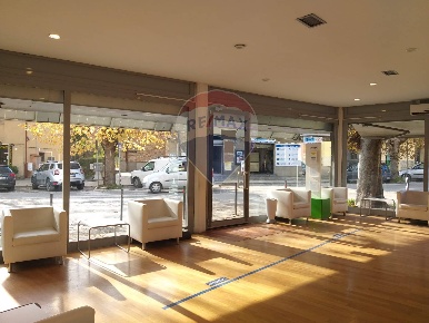 Foto Attività commerciale in Via Manzoni, Perugia di 160 m² con 2 locali