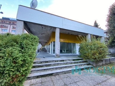 Foto Negozio in Corso Unità D’italia, Cantù Centro di 1050 m² con 4 locali