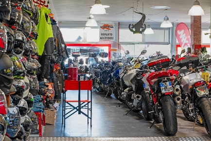 Foto Attività commerciale in Via Novara, Borgomanero Centro di 550 m²