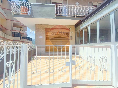 Foto Locale commerciale in VIA UMBERTO I, Gaggi di 52 m² con 2 locali