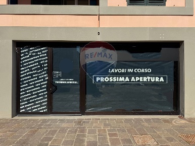 Foto Locale commerciale in via Jacopo Carrucci, Empoli di 215 m² in vendita
