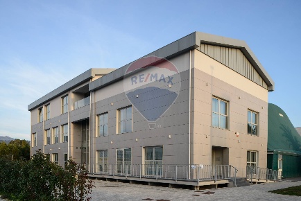 Foto Locale commerciale a Camaiore Lido di Camaiore di 300 m² con 11 locali