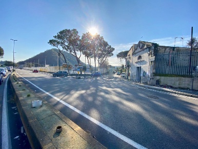 Foto Negozio in Via Augusto Righi, Napoli Bagnoli di 750 m² con 10 locali