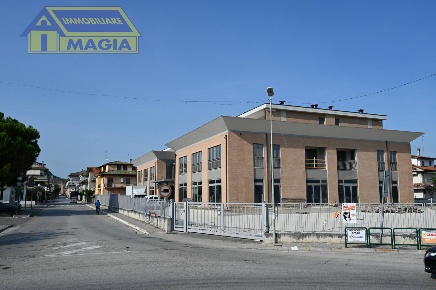 Foto Locale commerciale a Spinetoli di 1200 m² in vendita