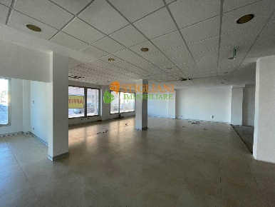 Foto Locale commerciale in Traversa via XXIV Maggio, Campobasso di 300 m²