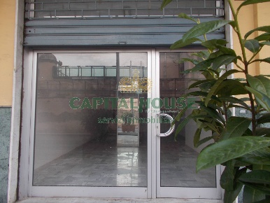 Foto Locale commerciale a Santa Maria Capua Vetere di 60 m² con 1 locali