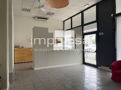 Foto Negozio in Brondi, Quinto di Treviso Centro di 160 m² con 3 locali