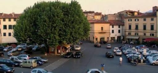Foto Attività commerciale in Piazza Santa Maria, Lucca di 20 m² in affitto