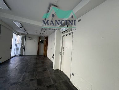 Foto Locale commerciale in matteotti, Jesi Centro Storico di 40 m²
