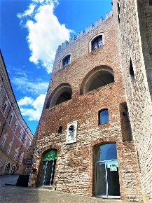 Foto Locale commerciale in Piazza del Comune, Fabriano Centro di 100 m²