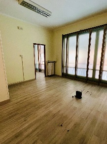 Foto Ufficio in Via Principe Amedeo, Mantova Centro di 180 m² con 6 locali