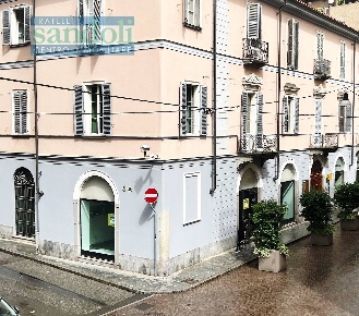 Foto Locale commerciale in via Laviny, Vercelli Centro di 140 m² in affitto