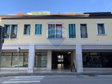 Foto Negozio in Via Cavour, Belluno Centro di 57 m² con 1 locali in vendita