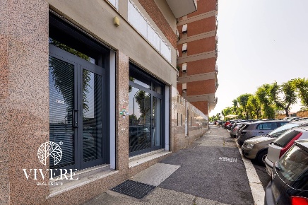 Foto Locale commerciale in Via Luigi Vittorio Bertarelli, Roma di 70 m²