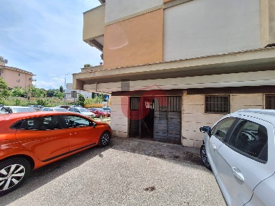 Foto Attività commerciale in Via Biagio Cusano, Benevento di 107 m²