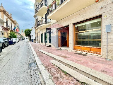 Foto Locale commerciale in Via Benedetto Saputo, Terrasini Centro di 88 m²