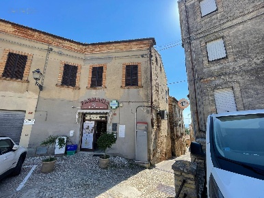 Foto Locale commerciale in Piazza Donna Bianca De Tharolis, Ripatransone