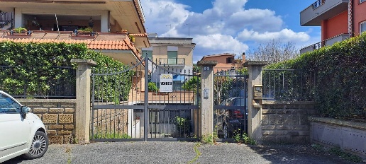 Foto Locale commerciale in via messina, Albano Laziale Pavona di 103 m²