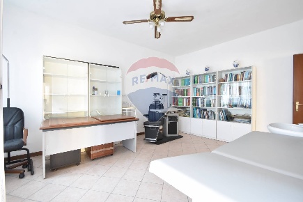 Foto Attività commerciale in via vittorio Veneto, Divignano di 70 m²