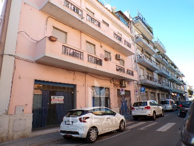 Foto Locale commerciale in via Diaz, Quartu Sant'Elena Quartu di 124 m²
