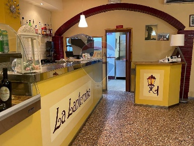 Foto Locale commerciale in VIA ALCIDE DE GASPERI, Bagni di Lucca Centro
