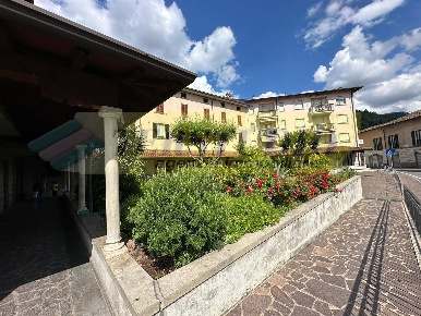 Foto Negozio in Via Fratelli Calvi, Calolziocorte Centro di 100 m²