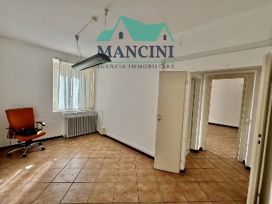 Foto Ufficio in MATTEOTTI, Jesi Centro Storico di 100 m² con 4 locali
