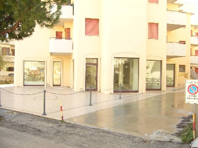 Foto Locale commerciale in Via Mazzini, Alba Adriatica Centro di 160 m²