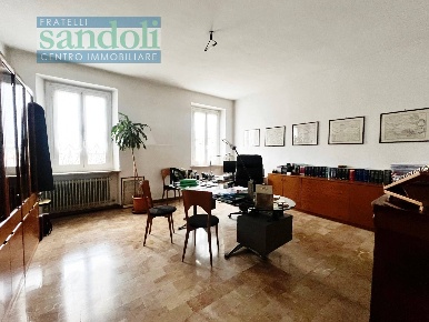 Foto Ufficio in piazza Pajetta, Vercelli Centro di 300 m² con 10 locali