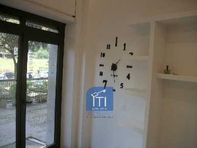 Foto Negozio in Via Capitan Bavastro, Roma Garbatella di 30 m² con 2 locali