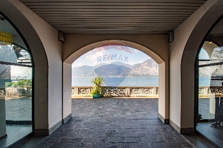Foto Negozio in Piazza Salmister, Iseo Centro di 77 m² con 1 locali