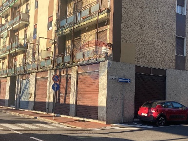 Foto Negozio in Via Roma, San Vittore Olona di 250 m² con 4 locali