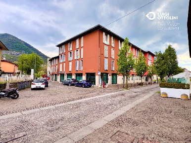 Foto Negozio in Via Mazzini, Albino Centro di 384 m² con 8 locali