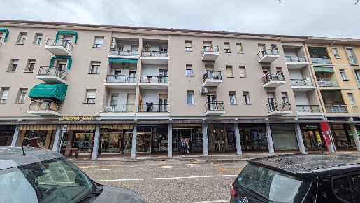 Foto Negozio in Via Amedeo Lipparini, Bologna Corticella di 45 m²