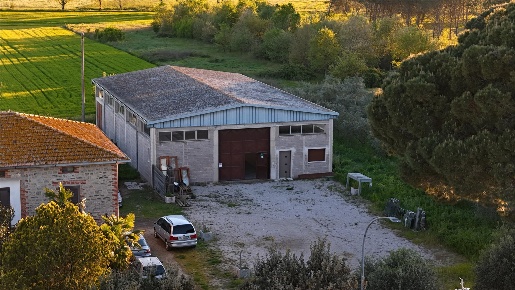 Foto Locale commerciale a Castiglione del Lago di 300 m² in vendita