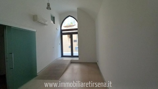 Foto Locale commerciale a Orvieto di 92 m² con 3 locali in vendita