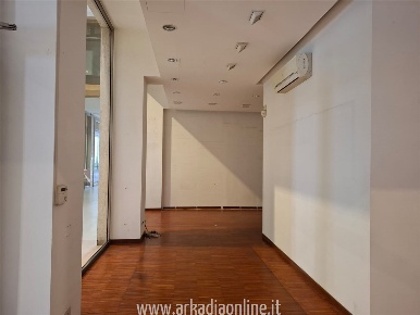 Foto Negozio in Piazza Cavalli 7/B, Piacenza Centro Storico di 97 m²