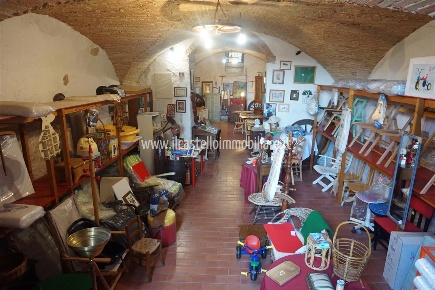Foto Locale commerciale a Sarteano di 154 m² con 4 locali in vendita