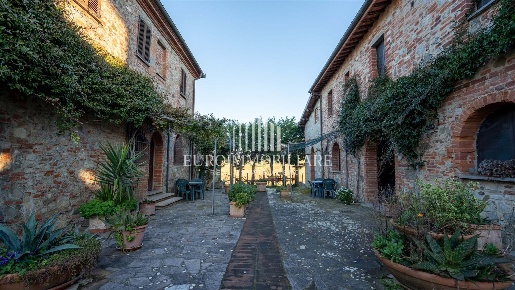 Foto Agriturismo in Via Lucca 11, Torrita di Siena Centro di 700 m²