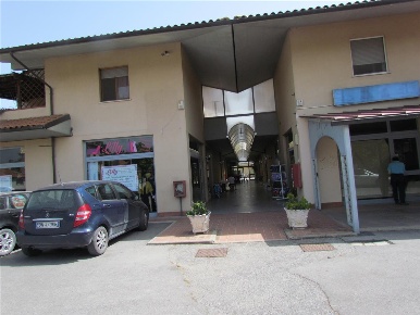 Foto Locale commerciale a Castiglione del Lago di 140 m² con 7 locali