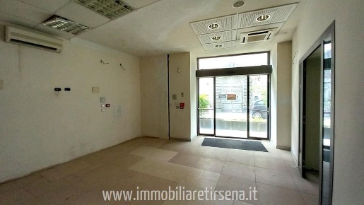 Foto Locale commerciale a Orvieto di 162 m² con 4 locali in vendita