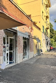 Foto Negozio in Via Taranto, Roma San Giovanni di 50 m² con 1 locali
