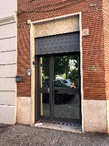 Foto Attività commerciale in Piazza Camerino 4, Roma San Giovanni di 45 m²