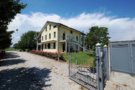 Foto Attività commerciale a Aquileia di 470 m² in vendita