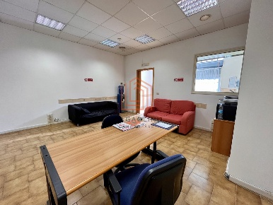 Foto Negozio in Via Svedonio 3, Latina Centro di 55 m² con 2 locali