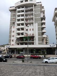 Foto Locale commerciale in VIA ANTONIO SCOPELLITI 50, Cosenza di 157 m²