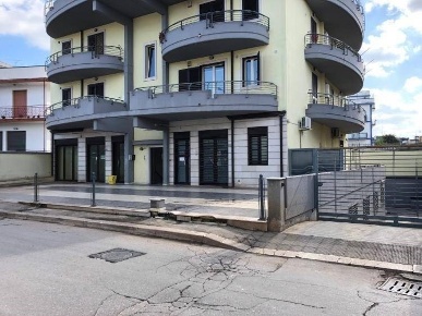 Foto Negozio in Via della Repubblica 106/C, Grumo Appula Centro di 186 m²