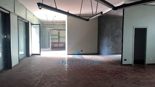 Foto Locale commerciale a Aversa di 170 m² con 4 locali in affitto