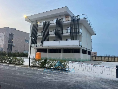 Foto Ufficio a Marcianise di 300 m² con 5 locali in affitto