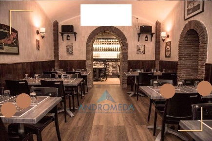 Foto Locale commerciale in via Bausan, Napoli Chiaia di 185 m² con 3 locali